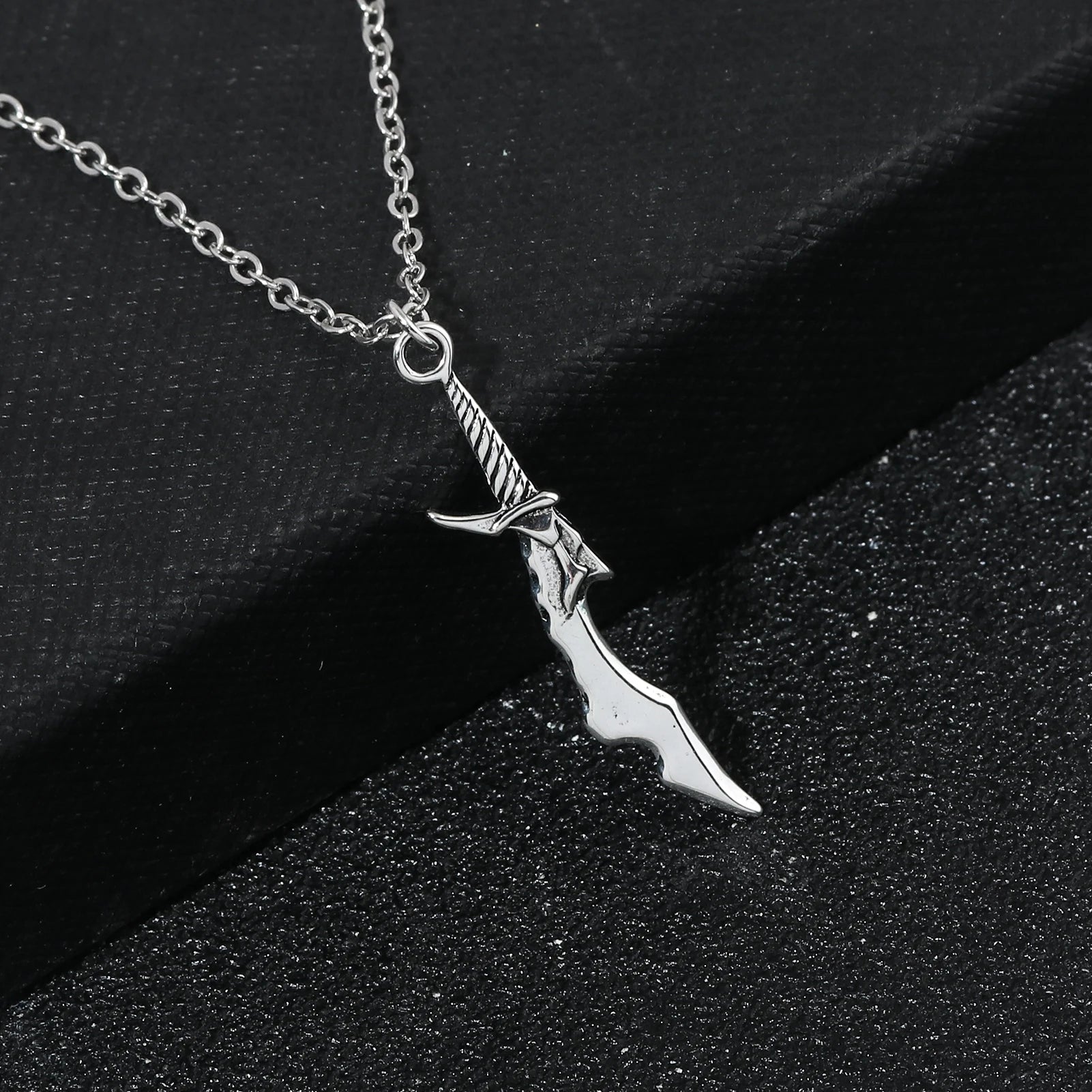 Anime Solo and Leveling Necklace Short Blade Pendant Necklace Sung Jin-Woo Yoo Jin-Ho Necklace Jewelry Cosplay Props Gifts